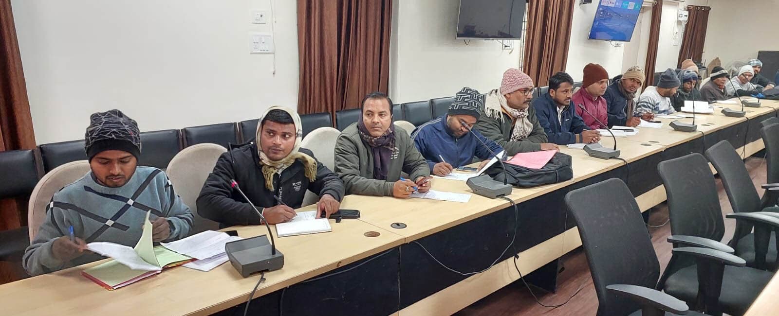 पेंडिंग कार्यों का जल्द से जल्द निबटारा करें: डीएम