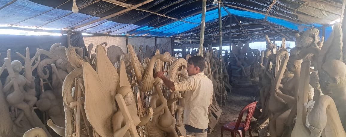 मां सरस्वती की प्रतिमा को अंतिम टच देने में जुटे मूर्ति कलाकार