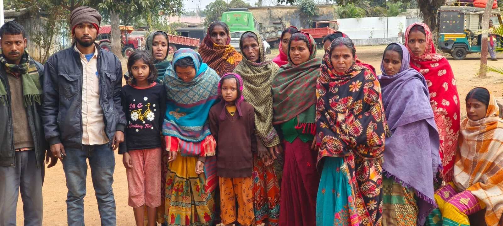 आगे के निकलने के चक्कर में ट्रक के पिछले चक्के के नीचे दबा बाइक चालक, मौत