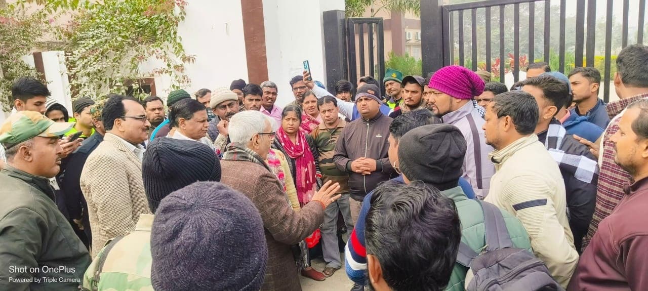 पगार में कटौती पर पूर्णिया विवि में आउटसोर्सिंग कर्मियों ने किया हंगामा