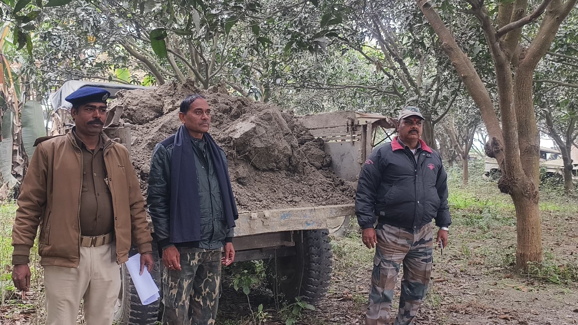 मिट्टी लदा ट्रैक्टर को खनन निरीक्षक ने किया जब्त