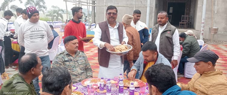 राजद के प्रदेश सचिव ने किया दही चूड़ा भोज