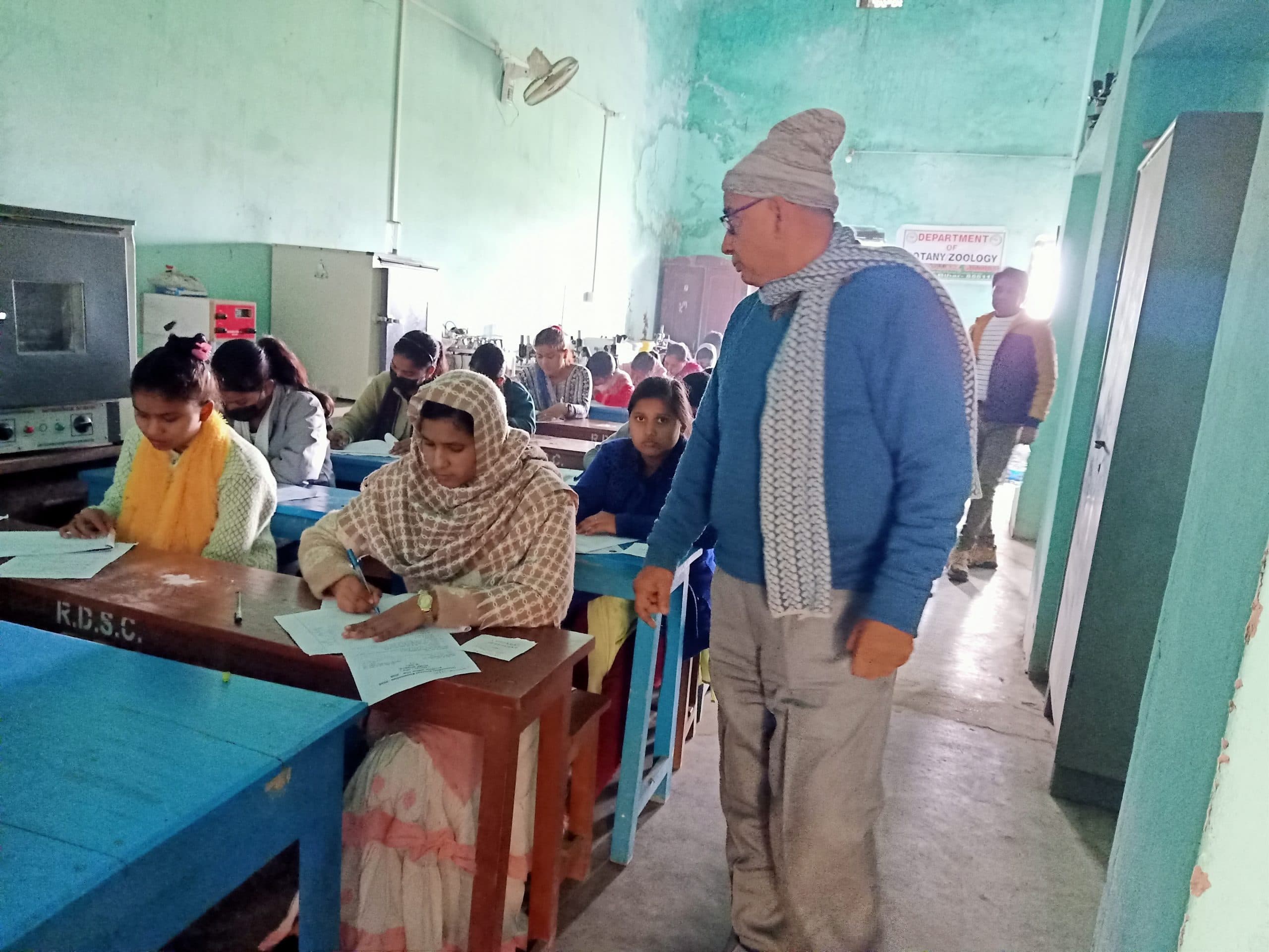 आरडीएस कॉलेज में शांतपूर्ण माहौल में जारी है प्रायोगिक परीक्षा