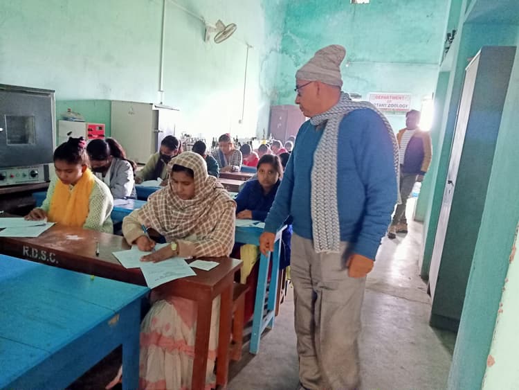 आरडीएस कॉलेज में शांतपूर्ण माहौल में जारी है प्रायोगिक परीक्षा