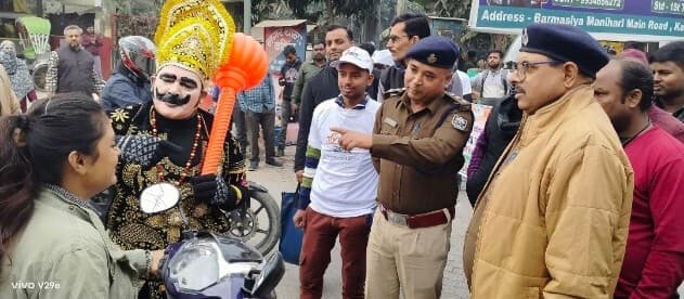हेलमेट की अनिवार्यता को लेकर ट्रैफिक पुलिस ने लोगों के बीच जागरूकता फैलायी