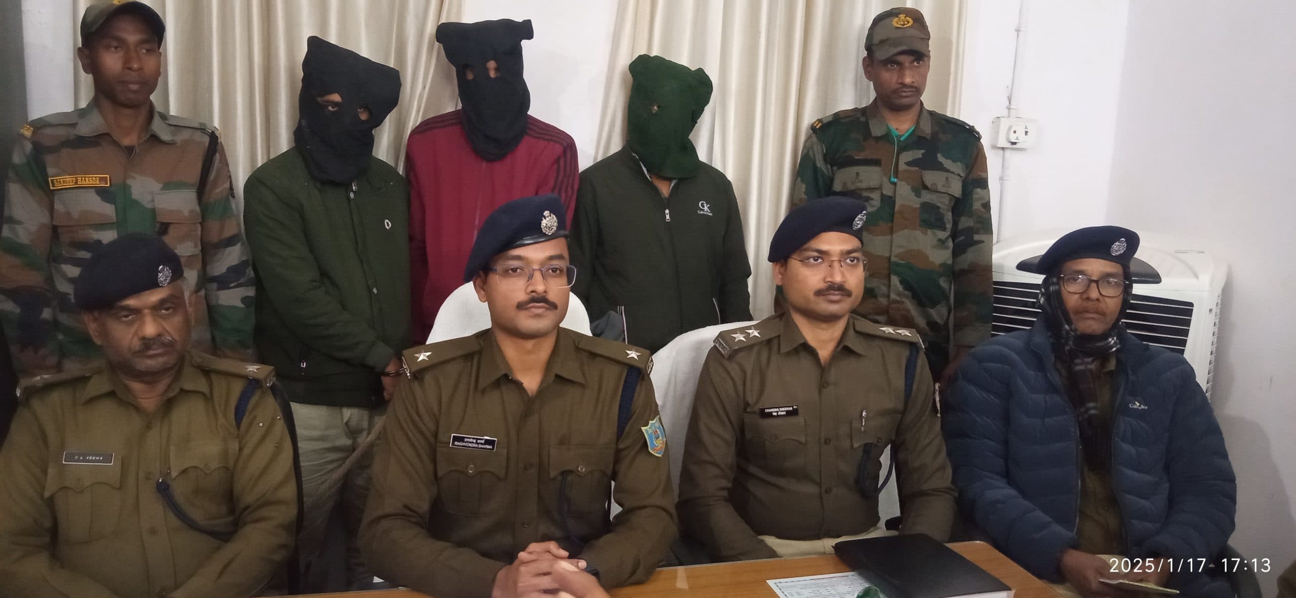 पर्वत विहार के पीछे झाड़ी में बैठकर साइबर ठगी करते तीन लोग गिरफ्तार