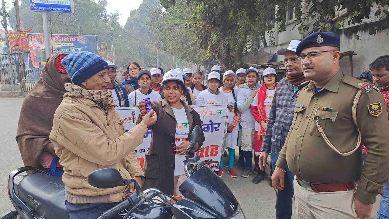सड़क सुरक्षा माह : कहीं यातायात नियम तोड़ने वालों को दिया गया चॉकलेट, तो कहीं दिलायी गयी शपथ