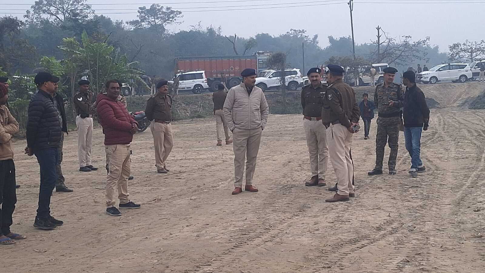 सड़क निर्माण में अनियमितता को लेकर प्रदर्शन