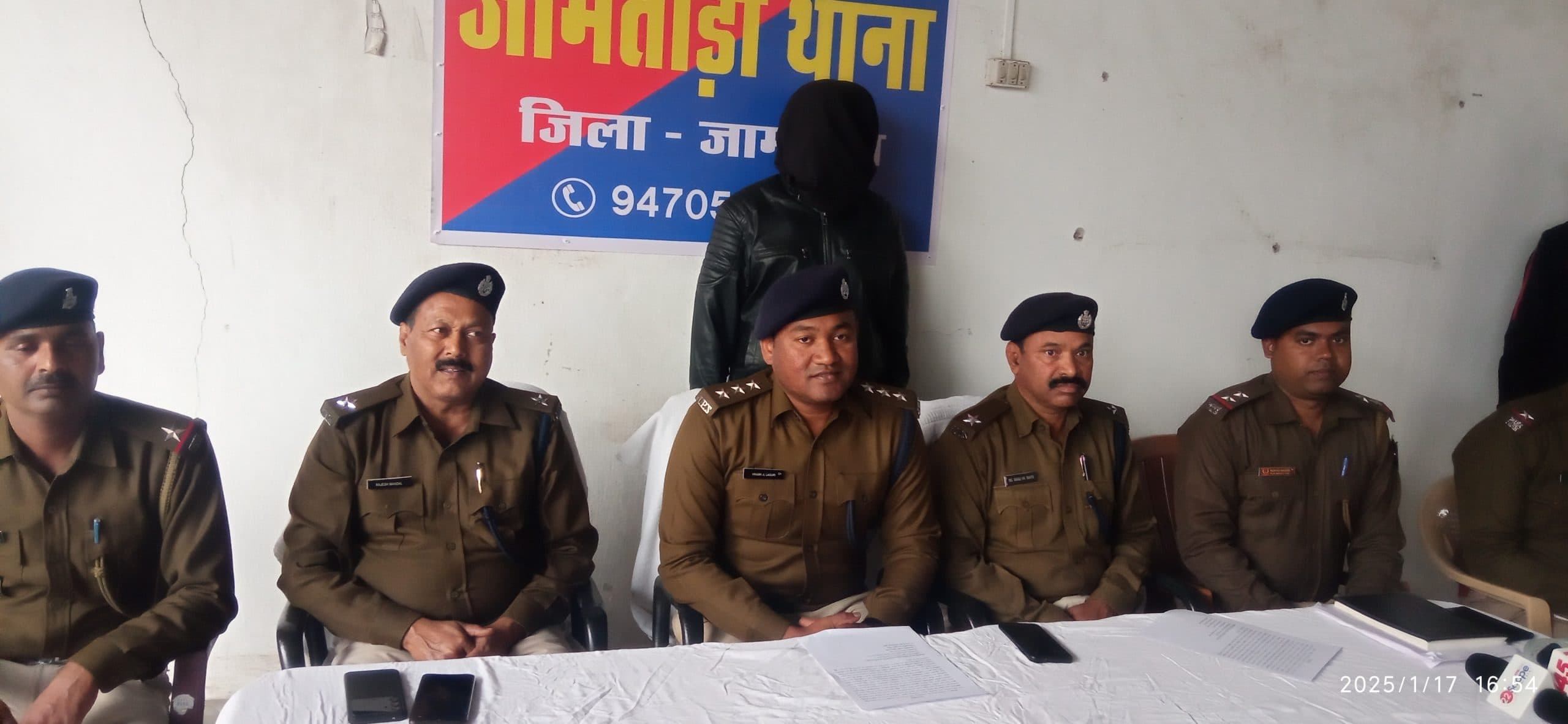 पुलिस की वर्दी में डकैती को अंजाम देने वाले दो अभियुक्त गिरफ्तार