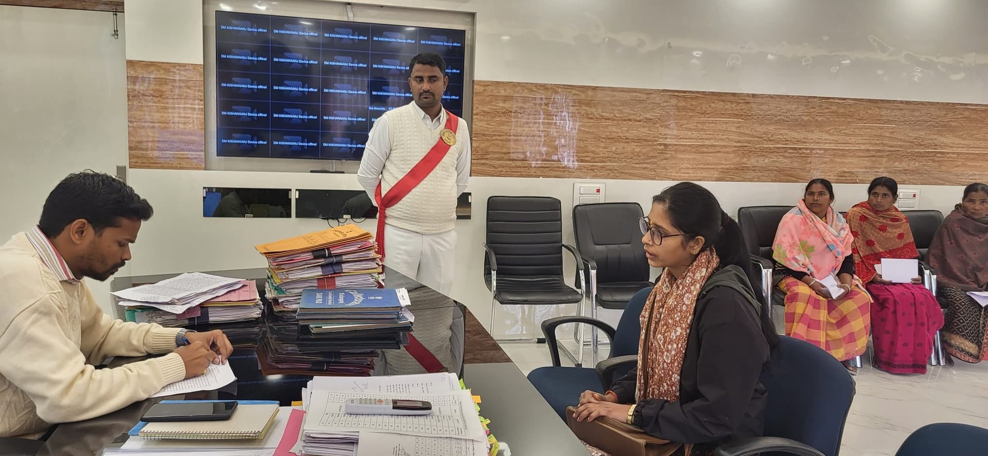 डीएम ने सुनी आमजनों की समस्याएं, निदान का निर्देश