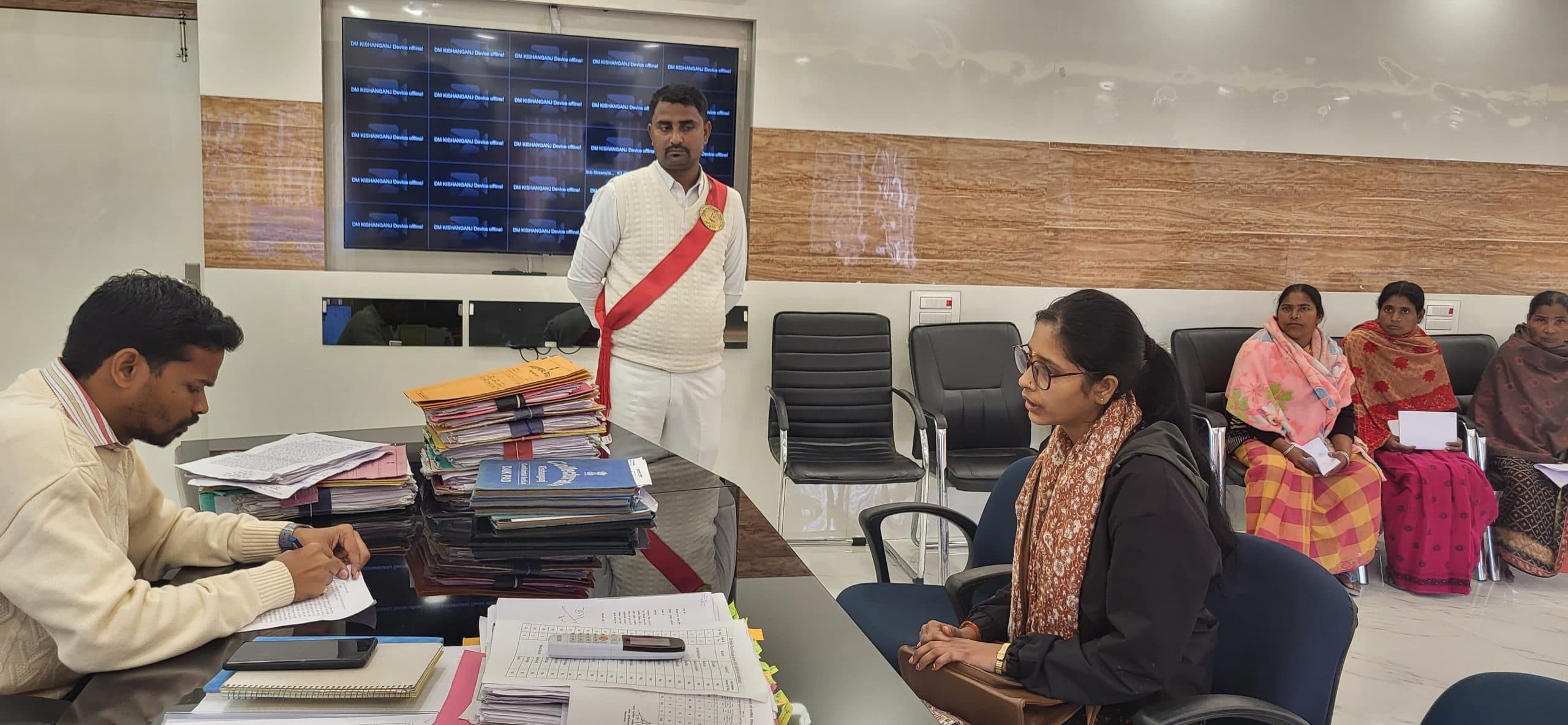 डीएम ने सुनी आमजनों की समस्याएं, निदान का निर्देश