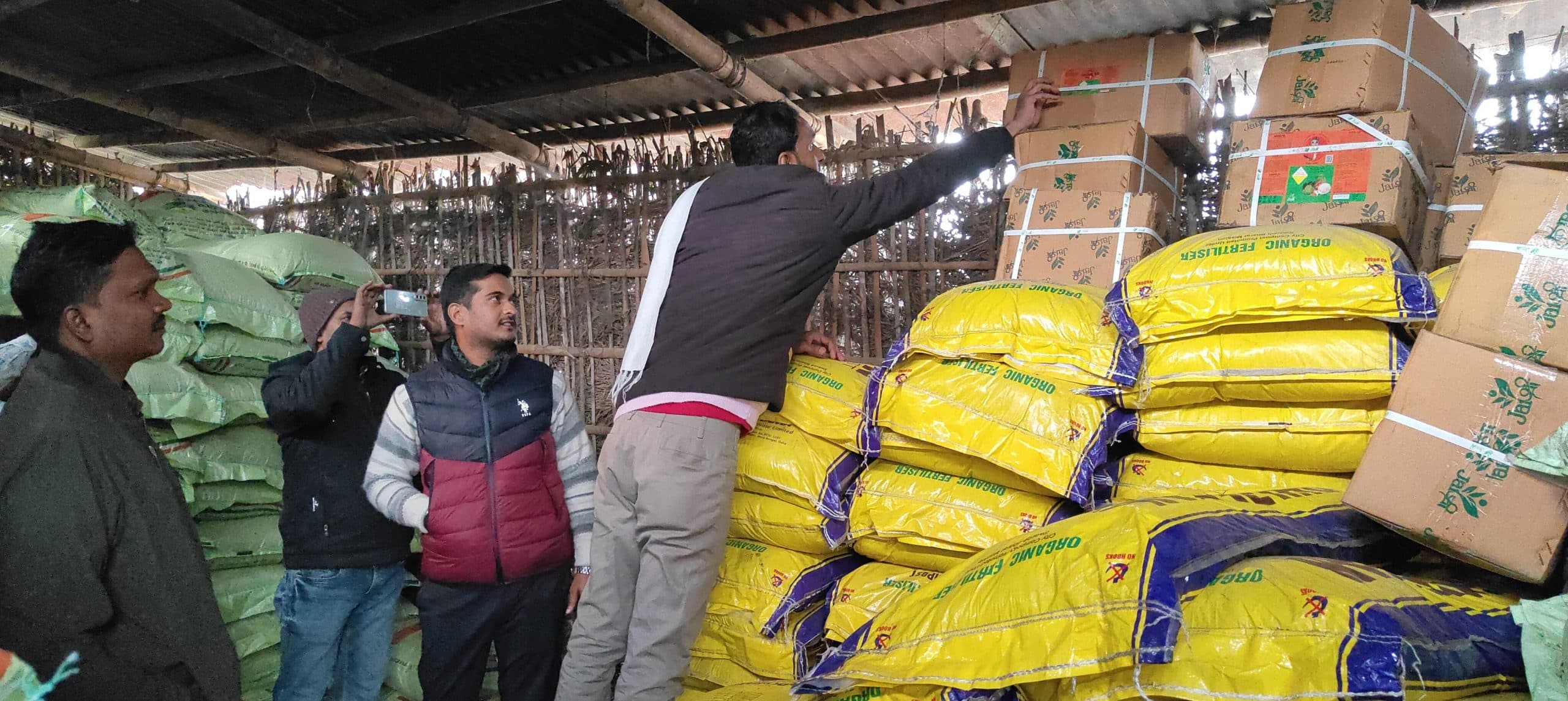 एसपी के निर्देश पर कार्रवाई, साढ़े 500 बोरा खाद जब्त