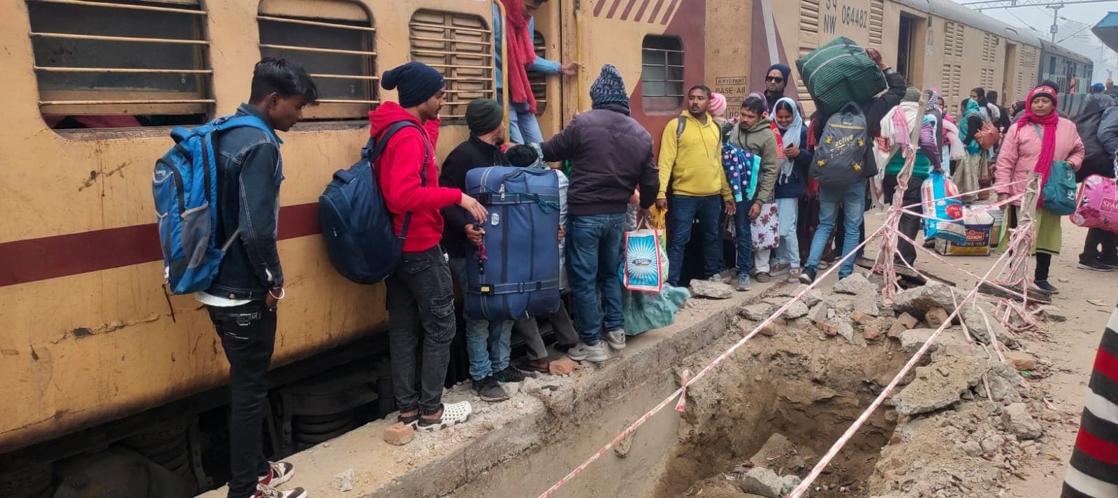 निर्माण कार्य के कारण यात्रियों को ट्रेन से उतरने चढ़ने में हो रही परेशानी