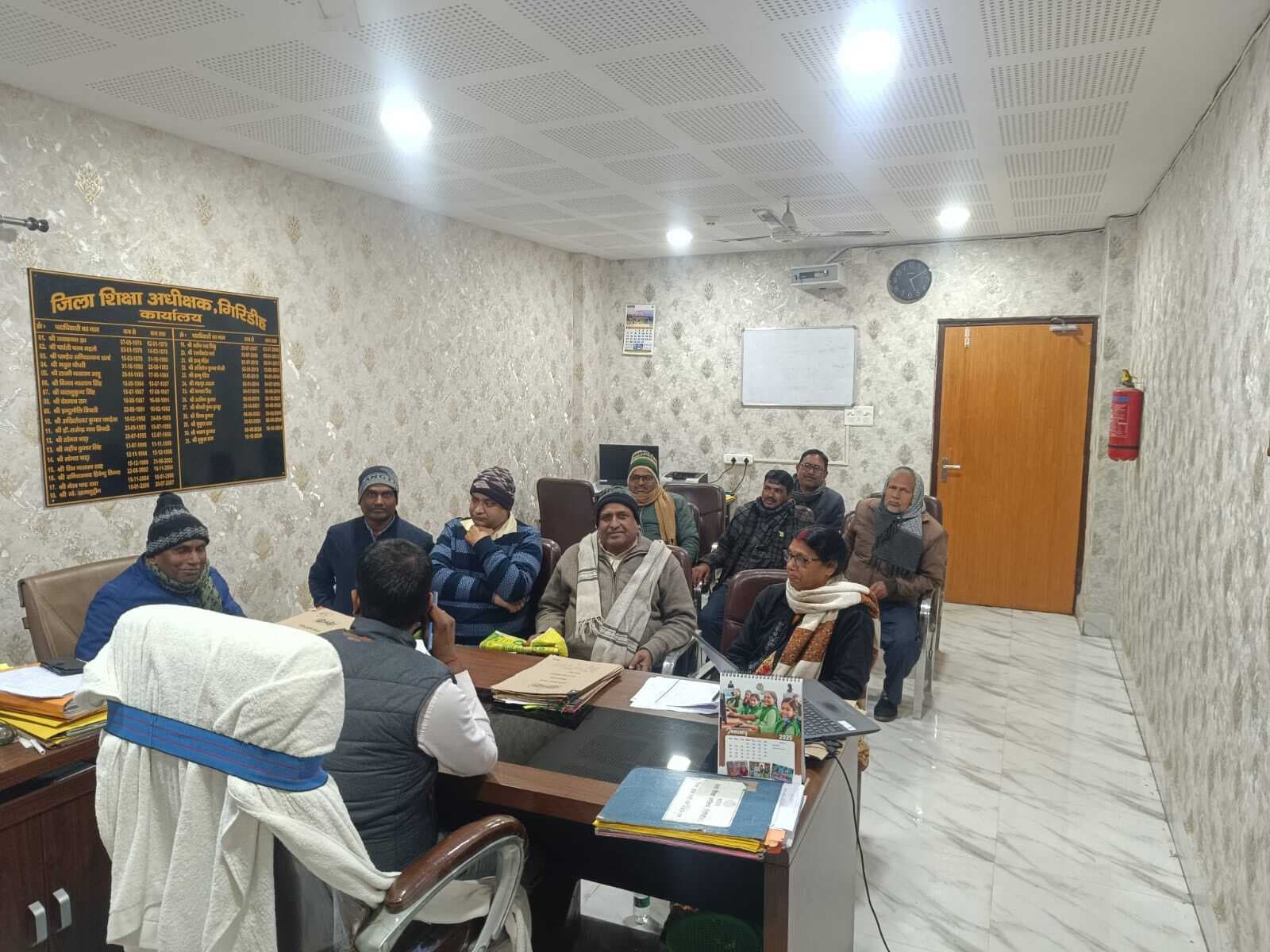 Giridih News :वेतन रोकने पर नाराज शिक्षक संघ ने डीएसई से की मुलाकात