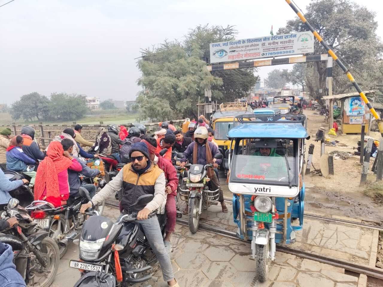 Madhubani News : 13 नंबर गुमटी पर रोजाना 40 बार गिरता बैरियर, दस घंटे तक रहता है जाम