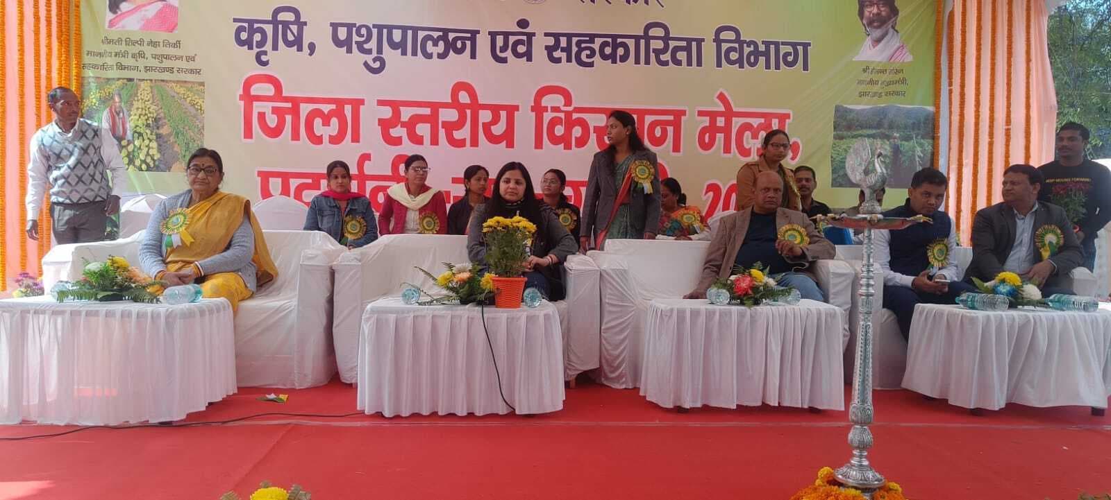 Dhanbad News : एक तरह की खेती न करें, सालों पर कृषि कार्य करें : माधवी