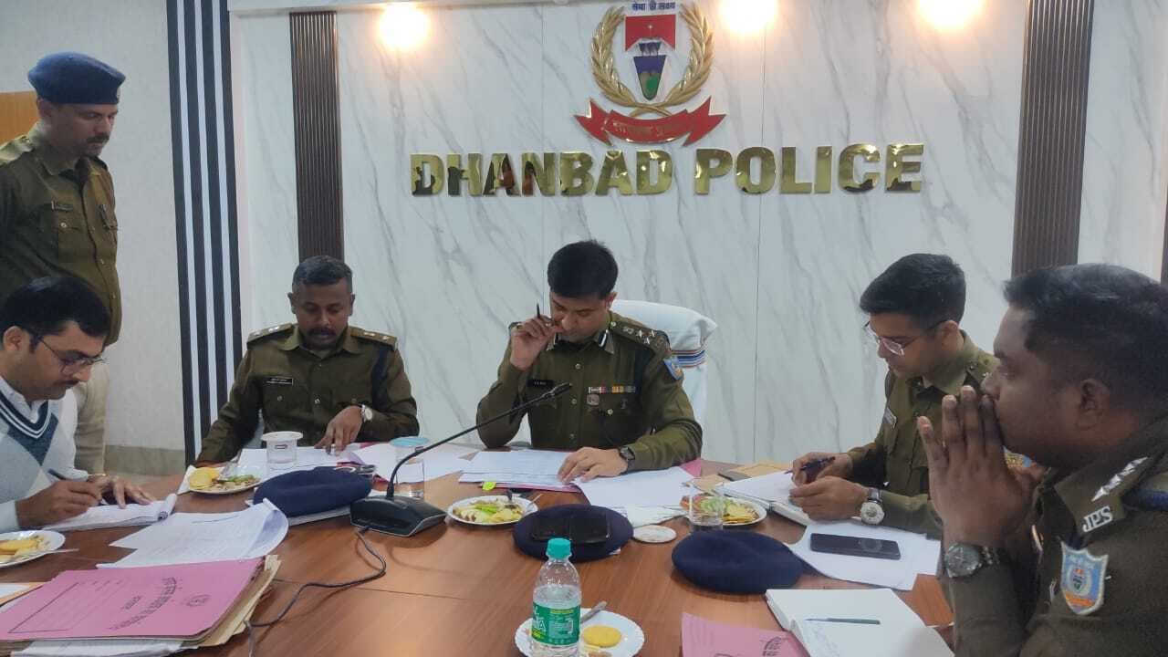 Dhanbad News : डीआइजी ने दिया आदेश : दूसरे पक्ष के फरार नामजद आरोपियों को भी करें गिरफ्तार