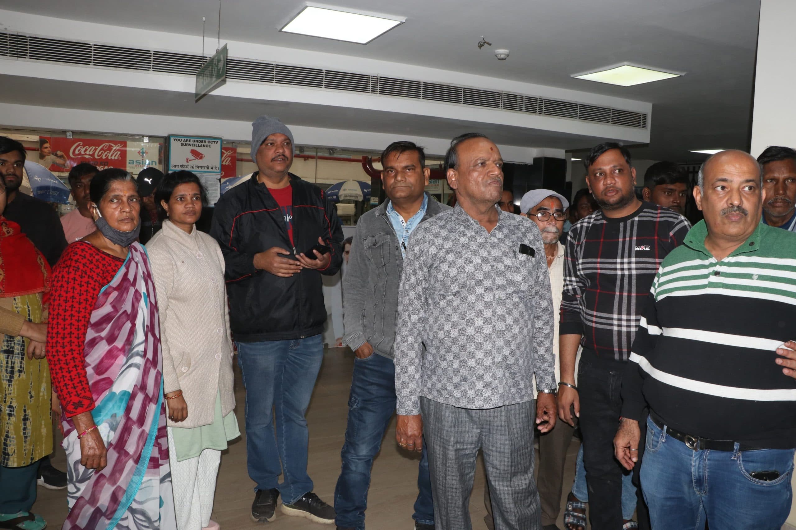 Dhanbad News : कैंसर के मरीज को दवा देने में देर हुई, तो परिजनों ने किया हंगामा