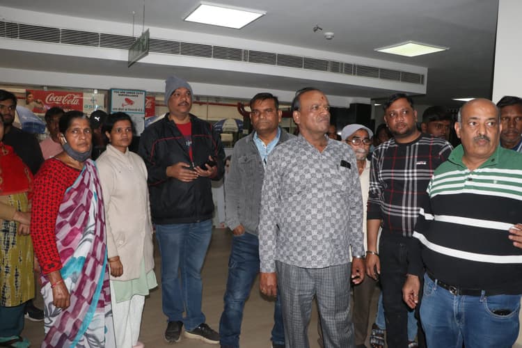 Dhanbad News : कैंसर के मरीज को दवा देने में देर हुई, तो परिजनों ने किया हंगामा