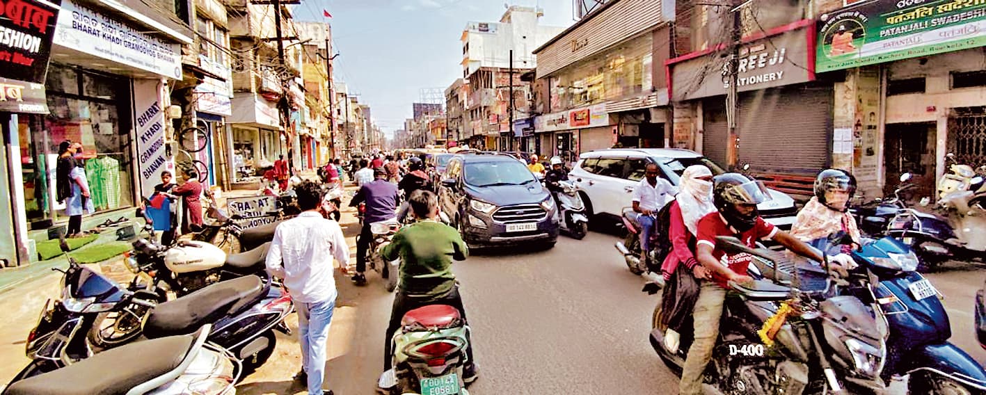 राउरकेला मेन राेड में लाल बिल्डिंग चौक से बिरसा डाहर रोड तक लगा जाम, रेंगते रहे वाहन