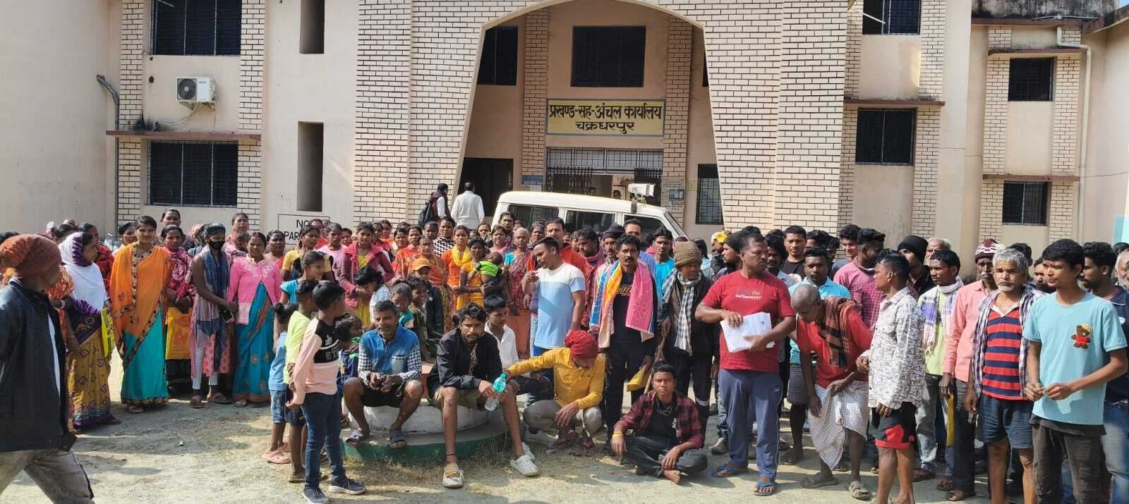 Chaibasa News : पातू कॉलोनी के 37 परिवारों को जमीन खाली करने की नोटिस