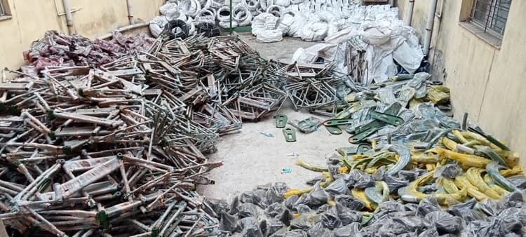 East Singhbhum News : तीन माह से खुले आसमान में सड़ रहे हैं 600 साइकिलों के पार्ट्स