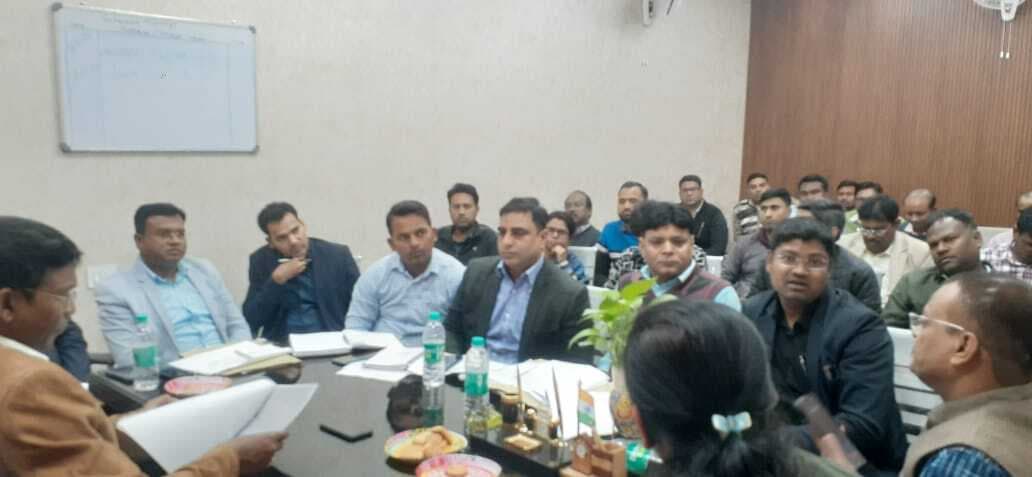 East Singhbhum news : कोल्हान के छूटे 183 टोलों में एक साल में बिजली पहुंचायें, राजस्व वसूली में तेजी लायें : जीएम