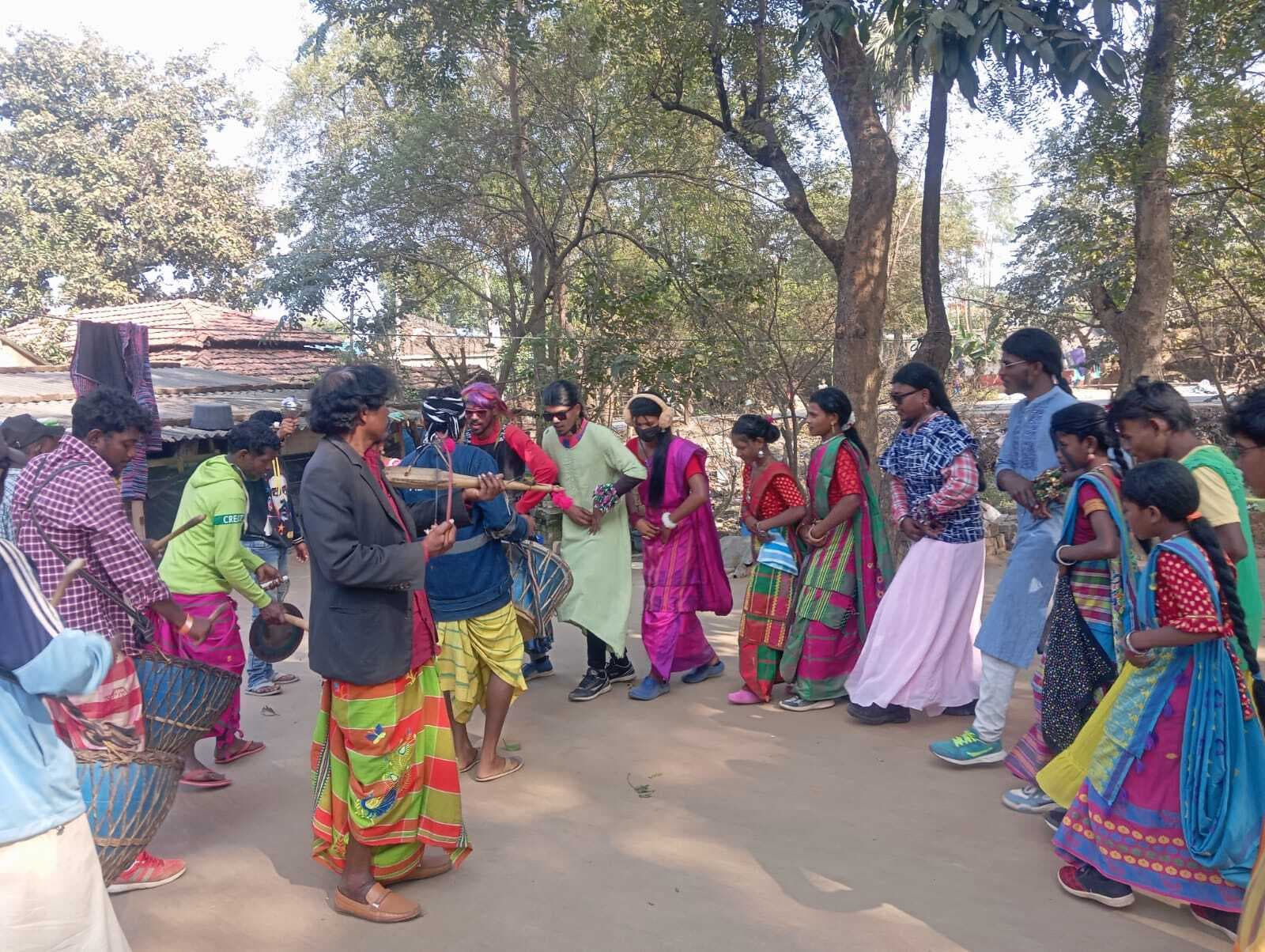 East Singhbhum news : लड़कियों के वेश में गांवों में पारंपरिक नृत्य कर रहे युवा