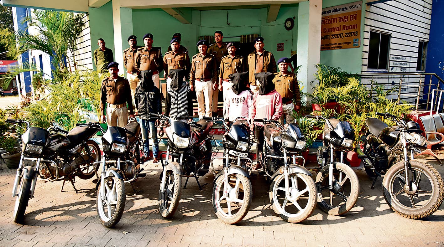 Jamshedpur News : साकची : चोरी की सात बाइक के साथ चार युवक गिरफ्तार, गये जेल