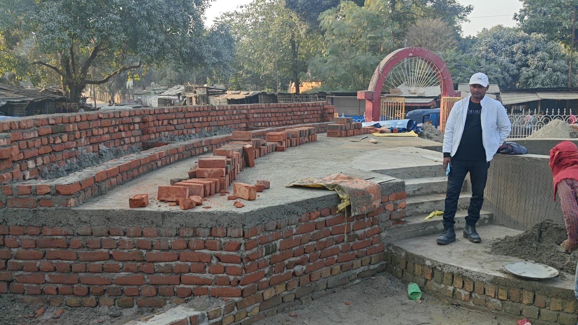 गोल चौक पर हो रहे सौंदर्यीकरण कार्य पर कोसी योजना ने लगायी रोक