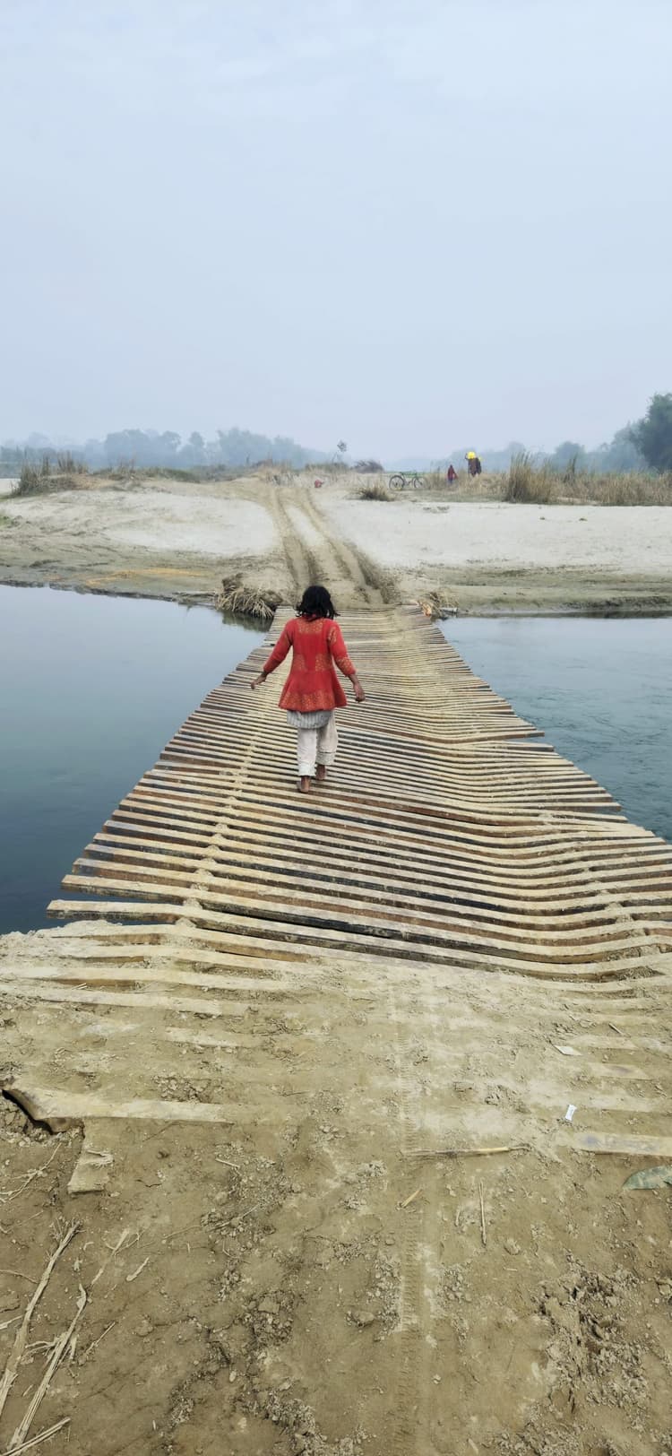 अवैध बालू उठाव के लिए कोसी नदी पर खनन माफिया ने बना दिया लोहे का चचरी पुल