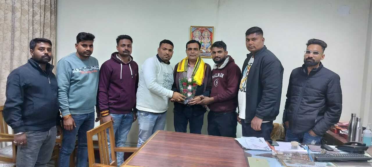 Jamshedpur news. असंगठित कामगार यूनियन ने किया नितेश राज को सम्मानित