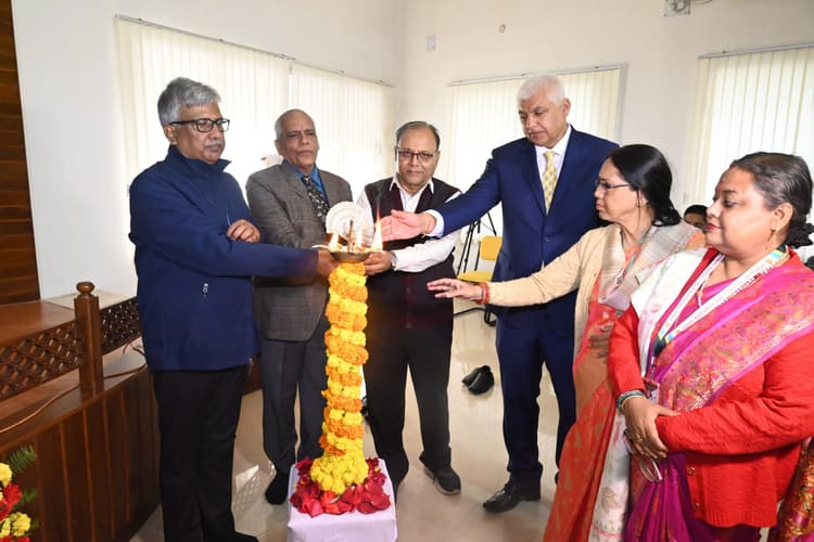 Deoghar news : हिंदी विद्यापीठ के बीएड कॉलेज में मनाया गया छठा वार्षिकोत्सव, पत्रिका सृजन का अतिथियों ने किया विमोचन