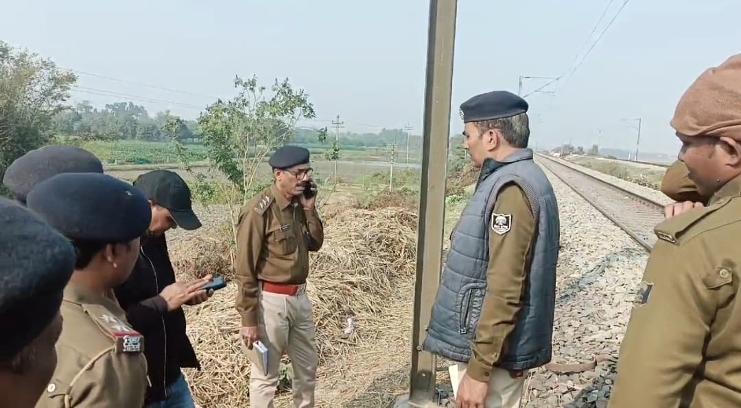 उत्तरबंगा एक्सप्रेस में महिला का बैग व यात्रियों के समान चोर लेकर फरार