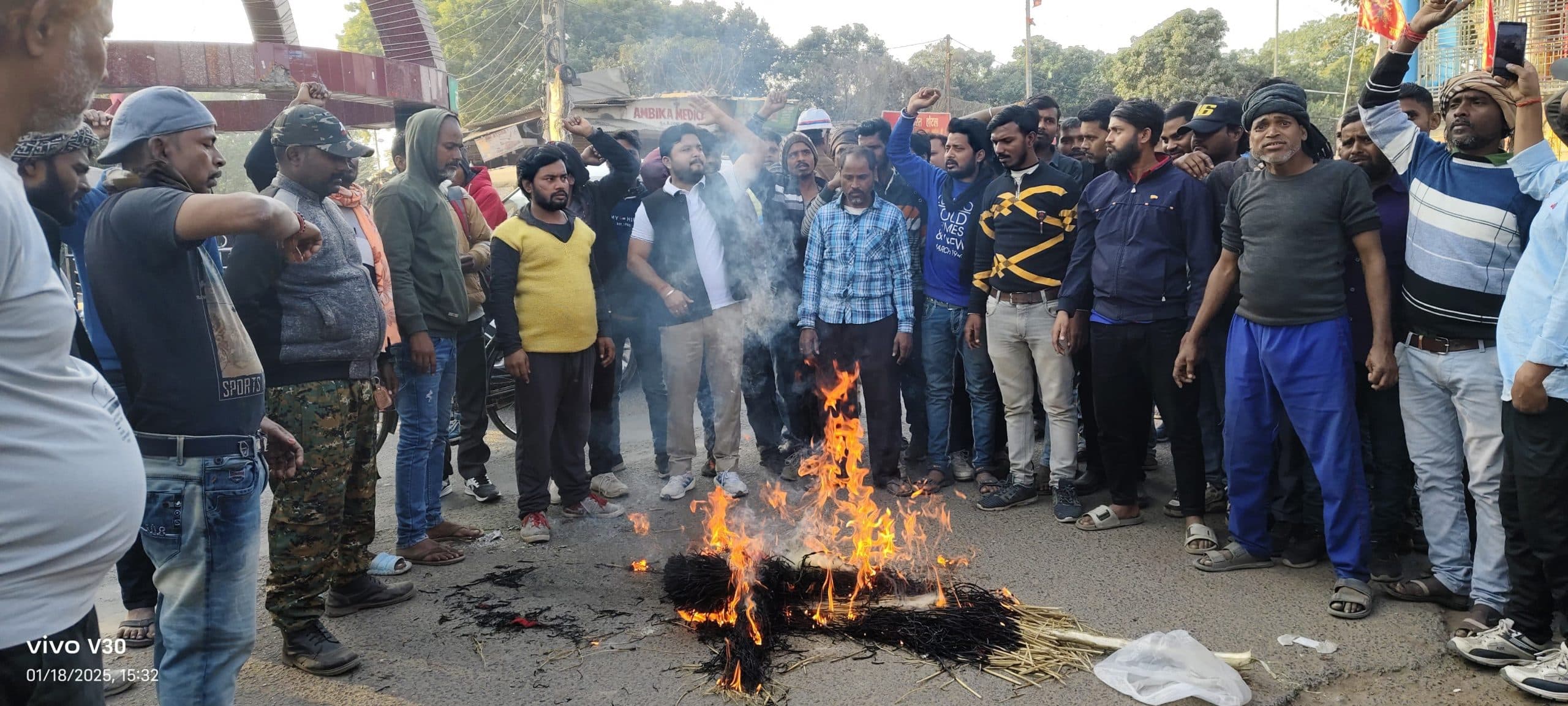 पीट लाइन सफाई कर्मियों ने मांगों के समर्थन में ठेकेदार किंग ग्रुप के मालिक का पुतला फूंका