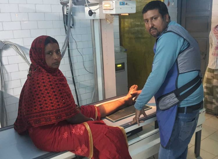 दरवाजे पर बैठी सास-बहू को बाइक ने मारी टक्कर, जख्मी