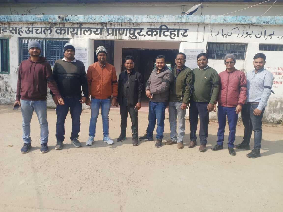 राजस्व मंत्री के बयान के विरोध में राजस्व कर्मचारियों ने काला बिल्ला लगाकर विरोध जताया