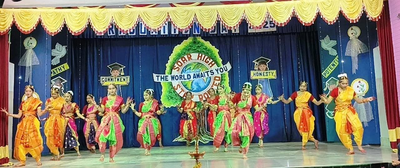 जीवन की बाधाओं से लड़कर ही सफलता की सीढ़ी चढ़ सकता है मनुष्य : स्वामी निरंजनानंद