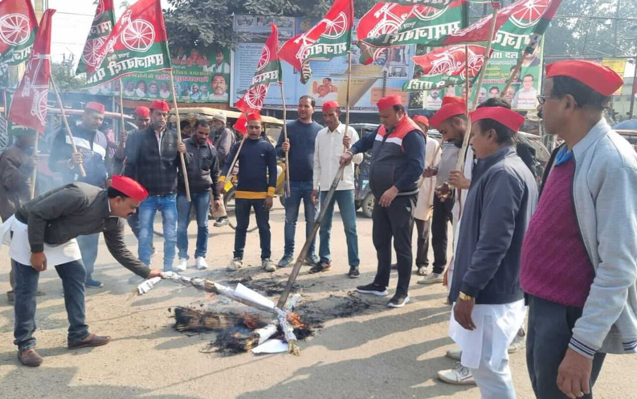 रेल कारखाना के मुद्दे को लेकर सपा ने फूंका रेलमंत्री व जीएम का पुतला