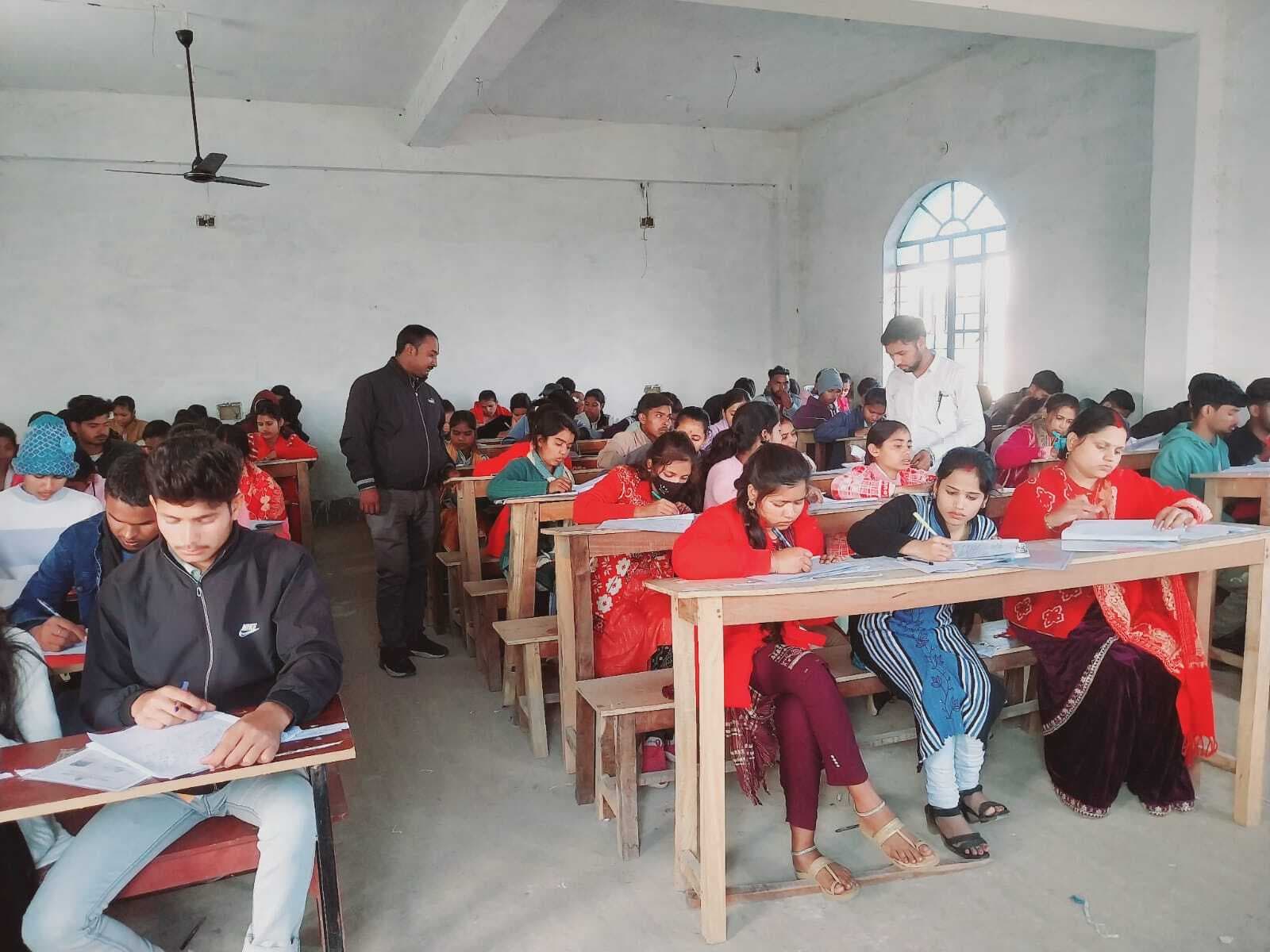 Jamui news : प्रथम पाली में 176 जबकि द्वितीय पाली में 566 परीक्षार्थी हुए शामिल