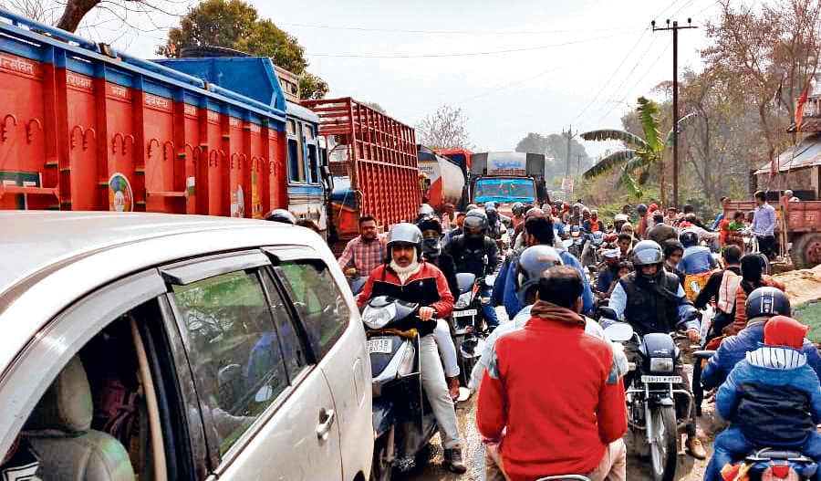 Chhapra News : बालू लदे ट्रकों के आवाजाही से डोरीगंज में लगा जाम, फंसे रहे लोग