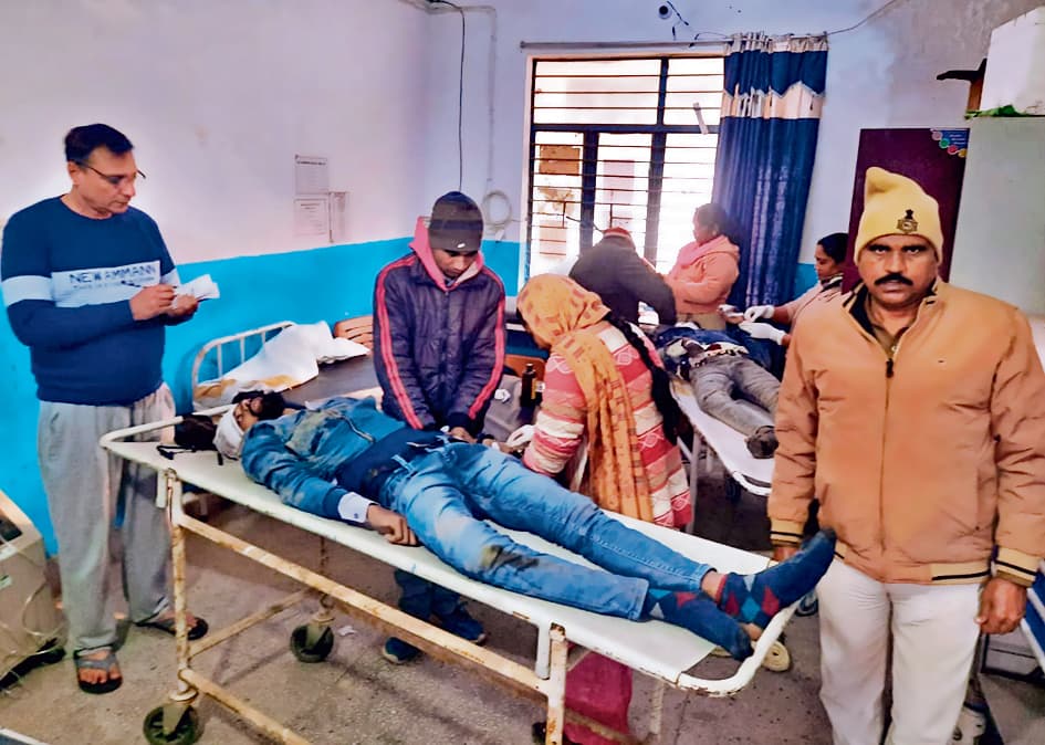 Chhapra News : ट्रक की चपेट में आने से बाइक सवार युवक की मौत, एक घायल