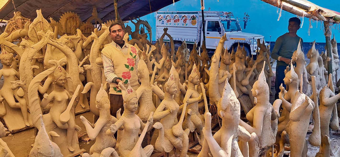 Chhapra News : तरैया में सरस्वती पूजा को लेकर प्रतिमा बनाने में जुटे मूर्तिकार