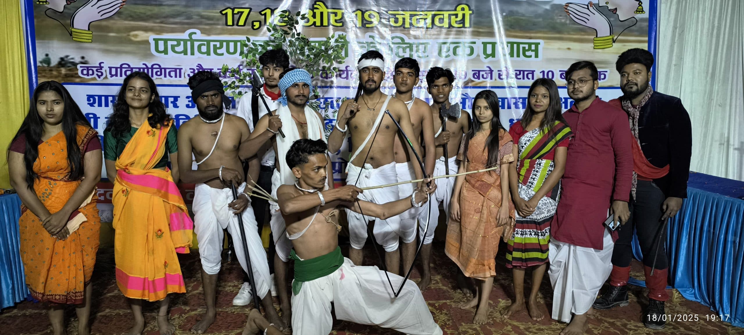 Giridih News :नृत्य और गीत से युवतियों ने बांधा समा