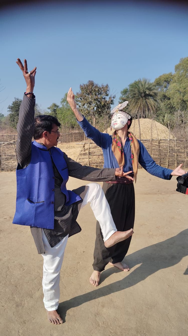 Saraikela News: सरायकेला शैली के छऊ नृत्य पर डाक्यूमेंट्री बना रहे फ्रांस के दंपती