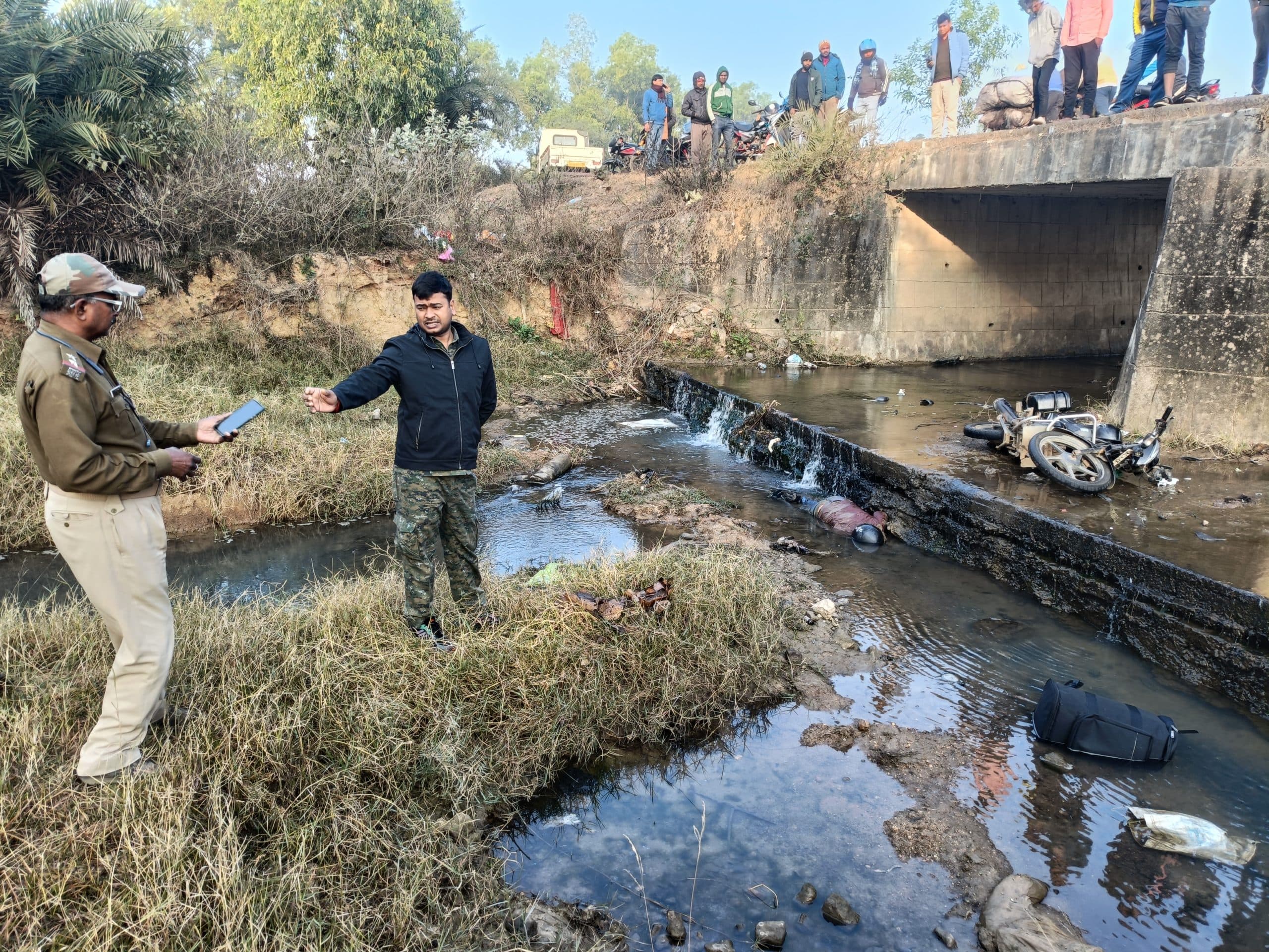 Giridih News :बाइक समेत युवक पुल के नीचे गिरा, मौत