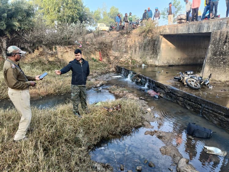 Giridih News :बाइक समेत युवक पुल के नीचे गिरा, मौत