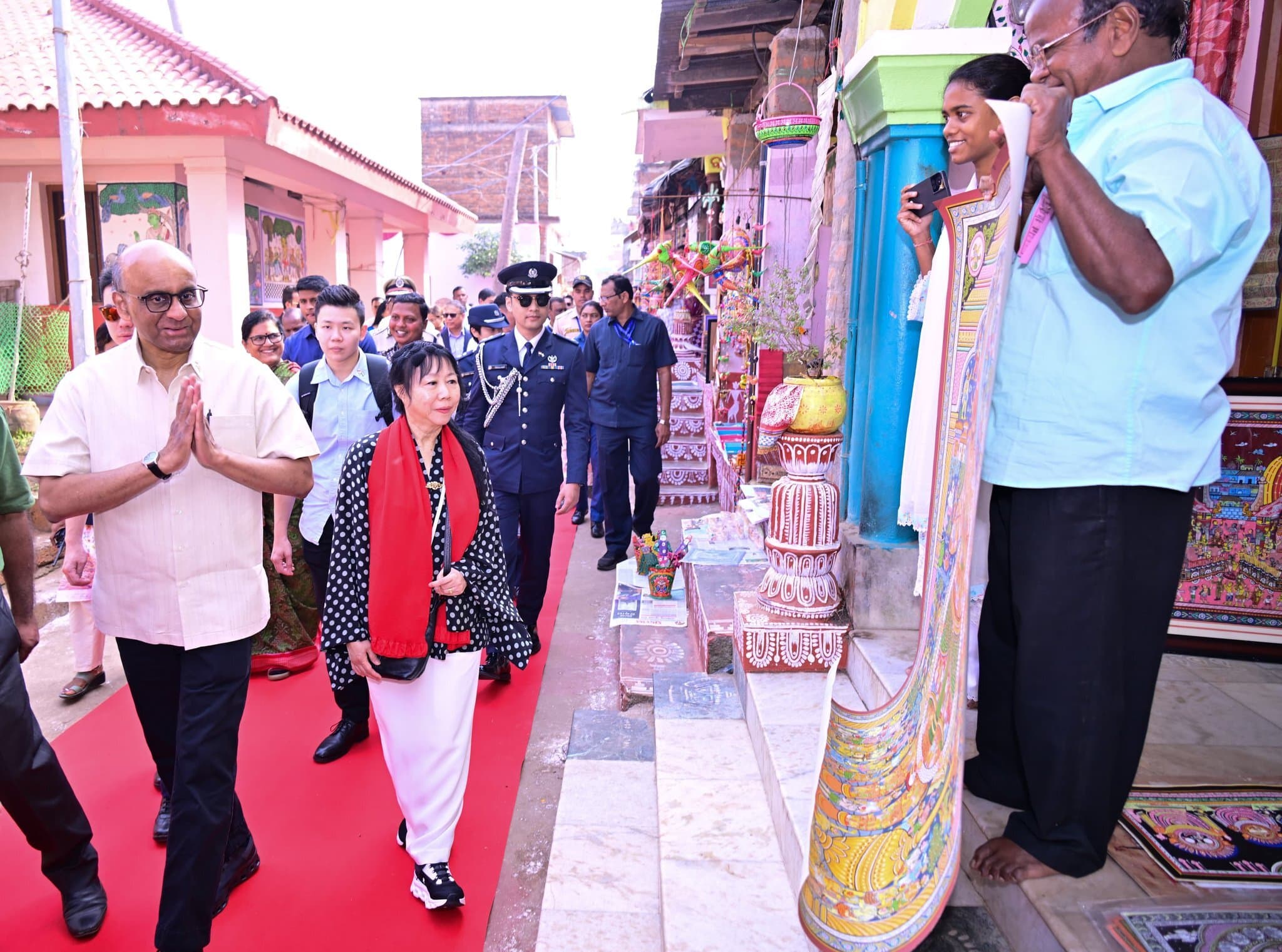 Bhubaneswar News: सिंगापुर के राष्ट्रपति पत्नी के साथ पुरी के शिल्पग्राम पहुंचे, पट्टचित्र कला की बारीकियां जानी