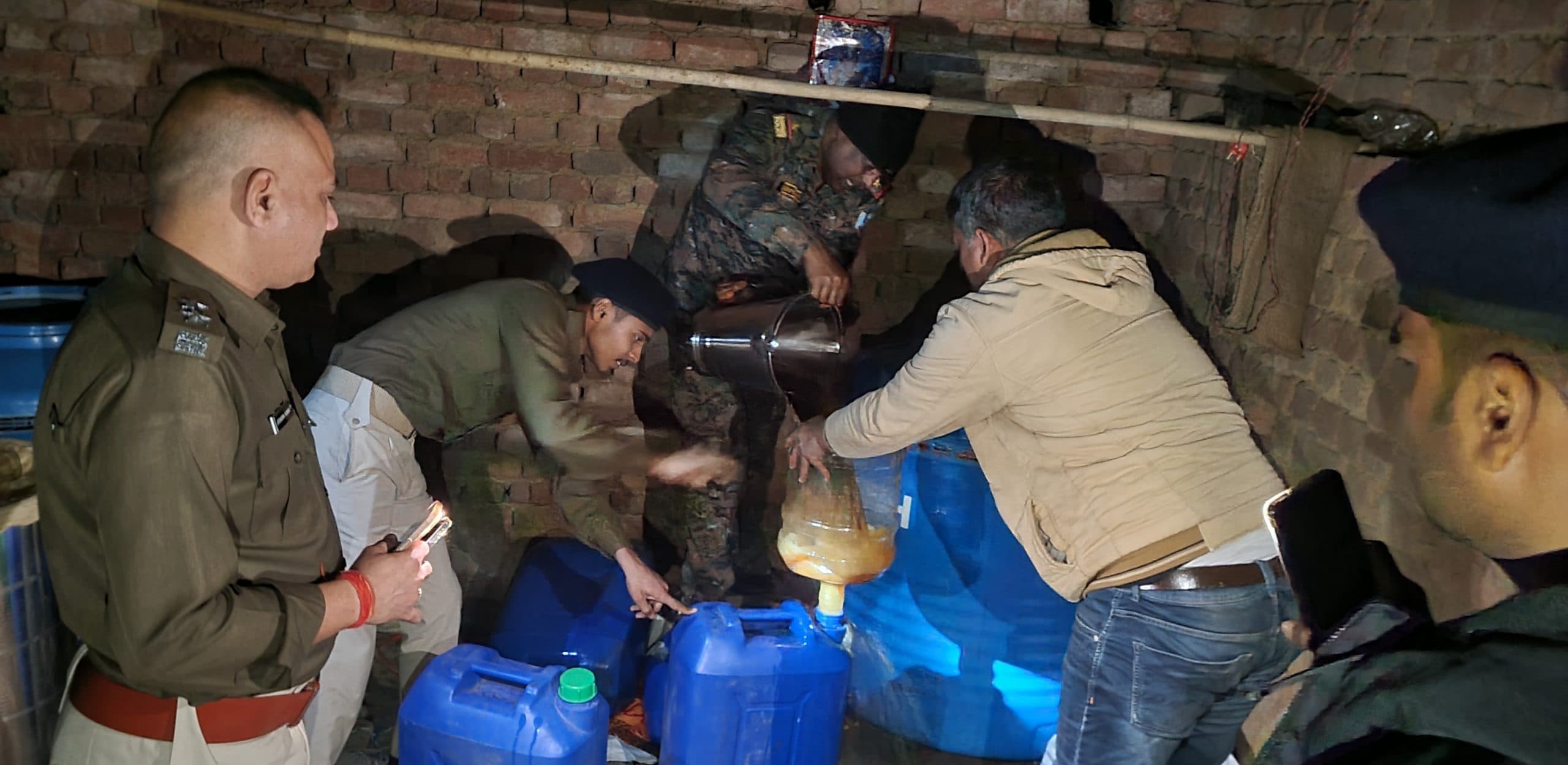 Dhanbad News: राजगंज में नकली शराब फैक्ट्री का भंडाफोड़, 20 लाख की शराब जब्त