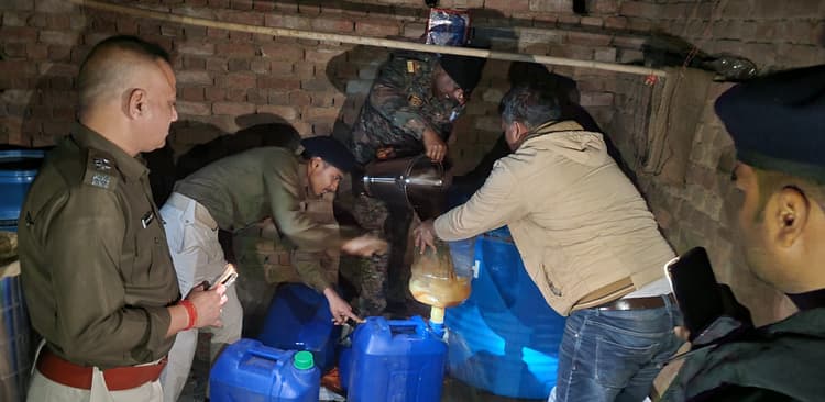Dhanbad News: राजगंज में नकली शराब फैक्ट्री का भंडाफोड़, 20 लाख की शराब जब्त